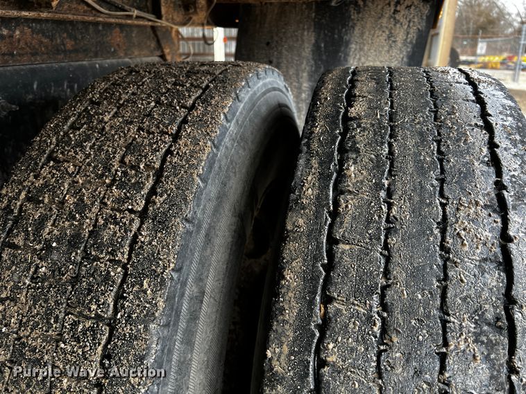 image for item JH9318 2001 International 4900  dump truck