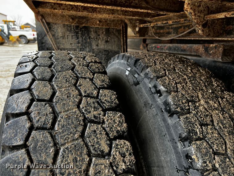 image for item JH9318 2001 International 4900  dump truck