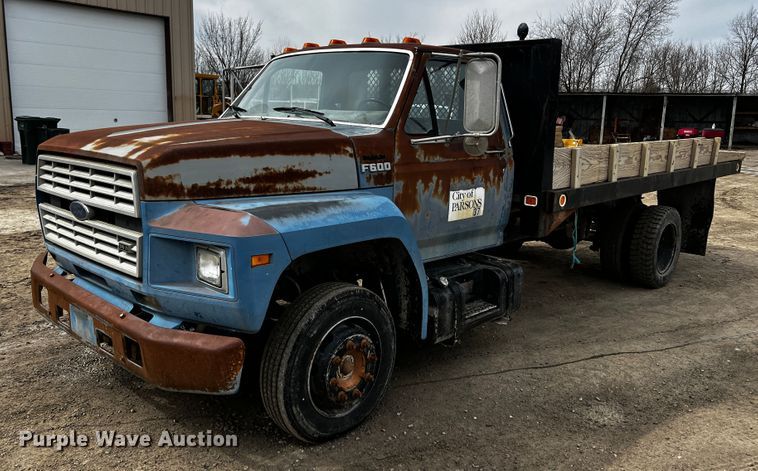 image for item JH9325 1990 Ford F600  flatbed truck