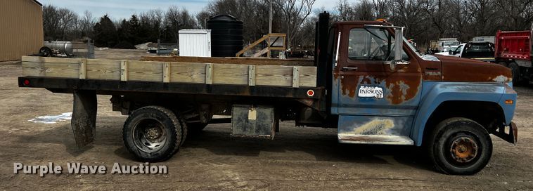 image for item JH9325 1990 Ford F600  flatbed truck