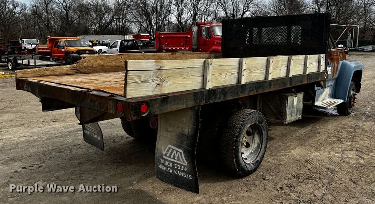image for item JH9325 1990 Ford F600  flatbed truck
