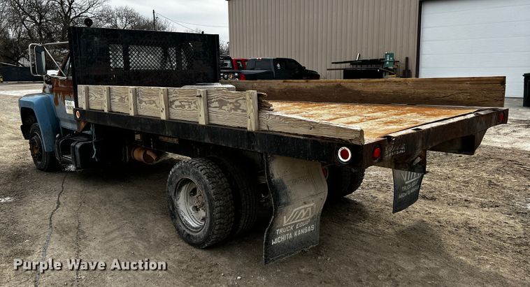 image for item JH9325 1990 Ford F600  flatbed truck