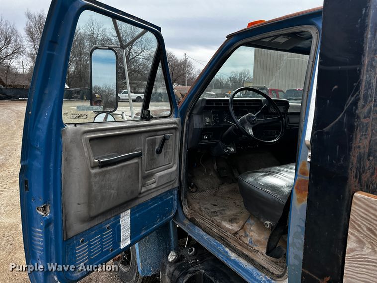 image for item JH9325 1990 Ford F600  flatbed truck