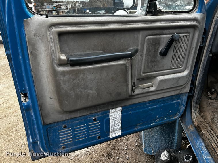 image for item JH9325 1990 Ford F600  flatbed truck