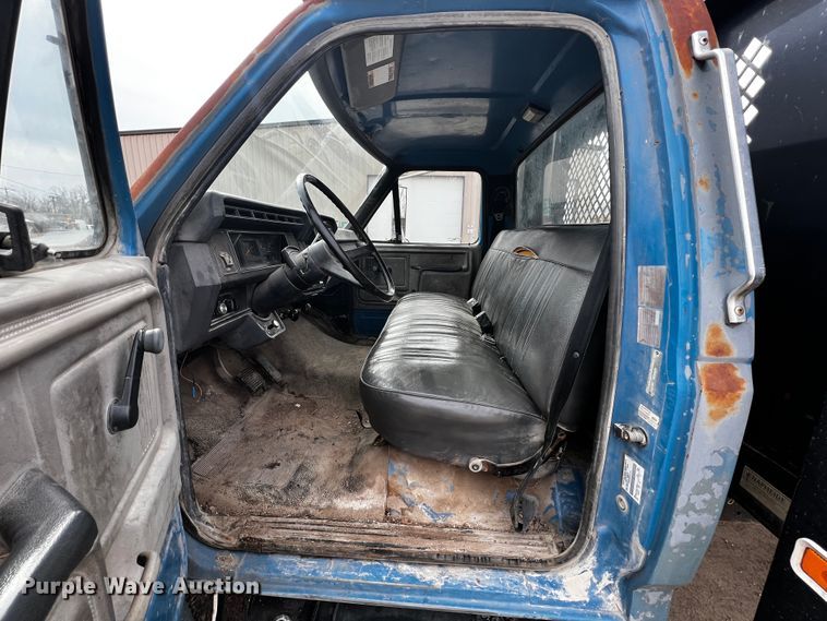 image for item JH9325 1990 Ford F600  flatbed truck