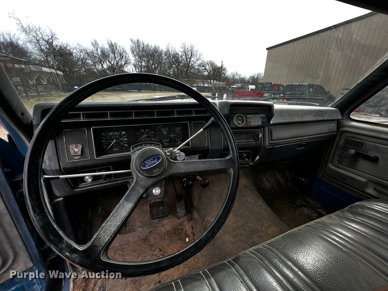 image for item JH9325 1990 Ford F600  flatbed truck