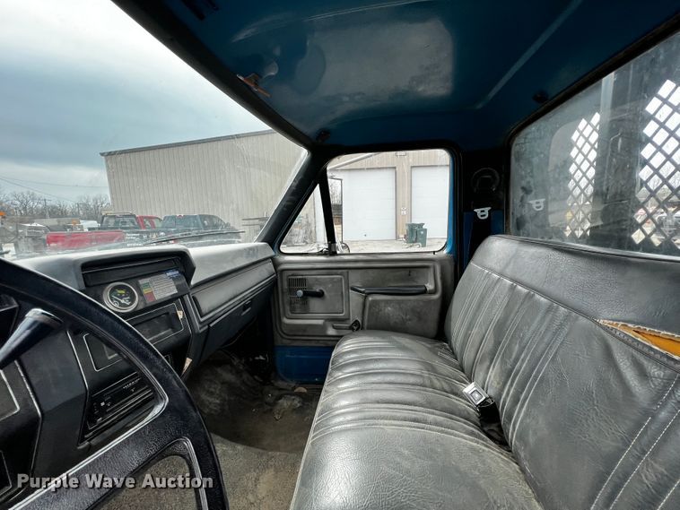 image for item JH9325 1990 Ford F600  flatbed truck