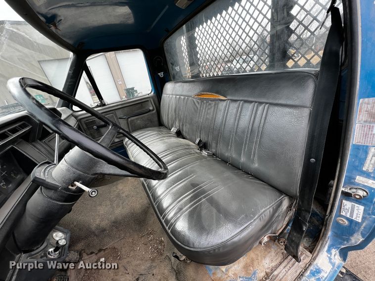 image for item JH9325 1990 Ford F600  flatbed truck