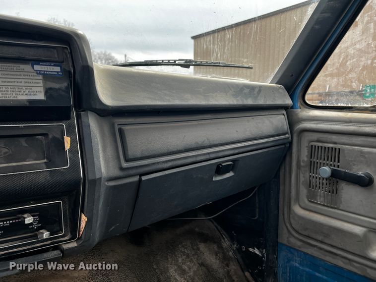 image for item JH9325 1990 Ford F600  flatbed truck