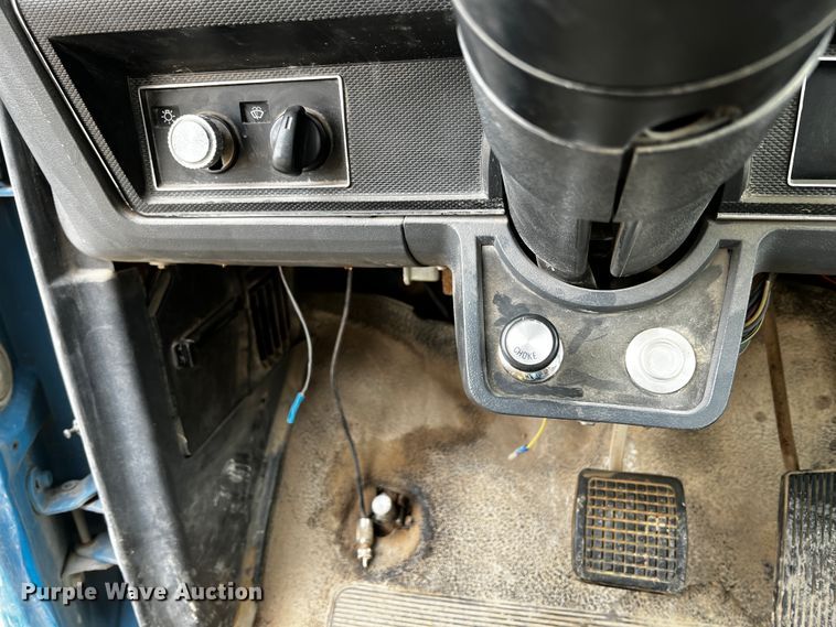 image for item JH9325 1990 Ford F600  flatbed truck