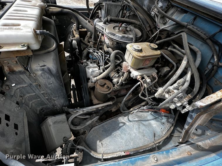 image for item JH9325 1990 Ford F600  flatbed truck