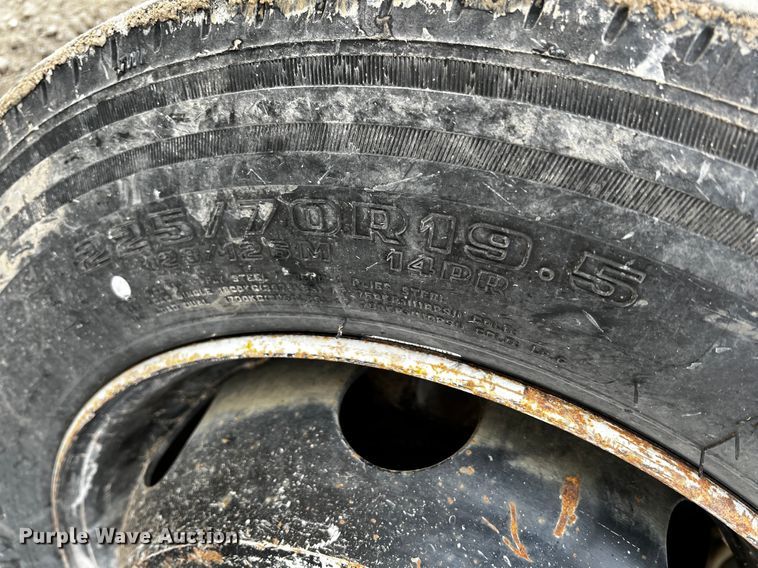 image for item JH9325 1990 Ford F600  flatbed truck