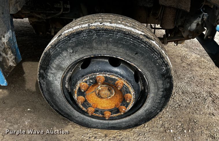 image for item JH9325 1990 Ford F600  flatbed truck