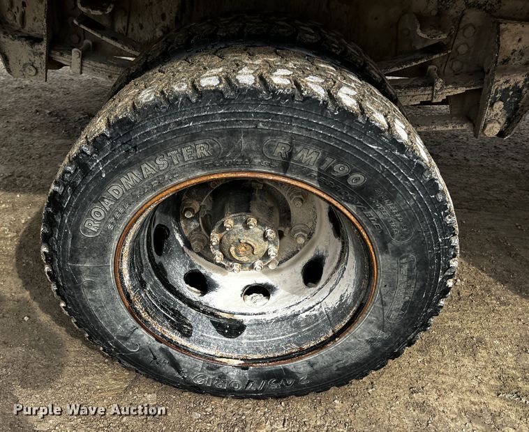 image for item JH9325 1990 Ford F600  flatbed truck