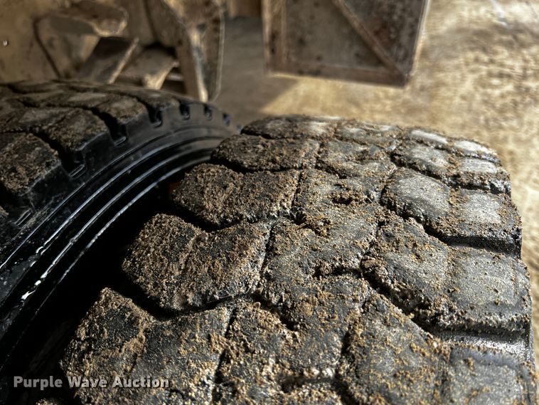 image for item JH9325 1990 Ford F600  flatbed truck