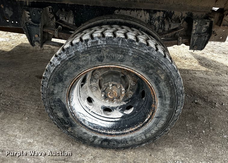 image for item JH9325 1990 Ford F600  flatbed truck