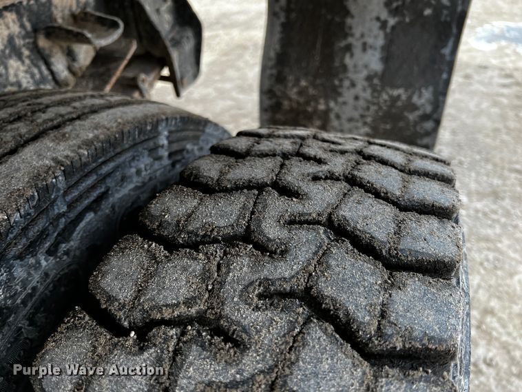 image for item JH9325 1990 Ford F600  flatbed truck