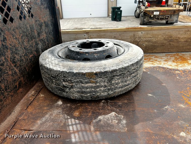 image for item JH9325 1990 Ford F600  flatbed truck