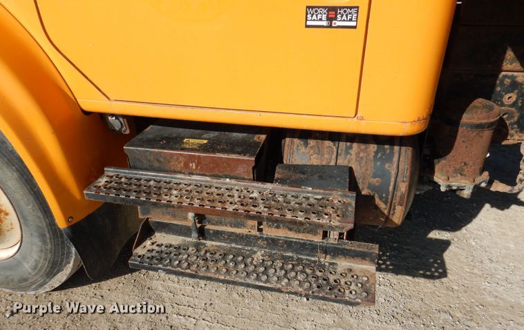 image for item JK9520 2000 International 4900  dump truck