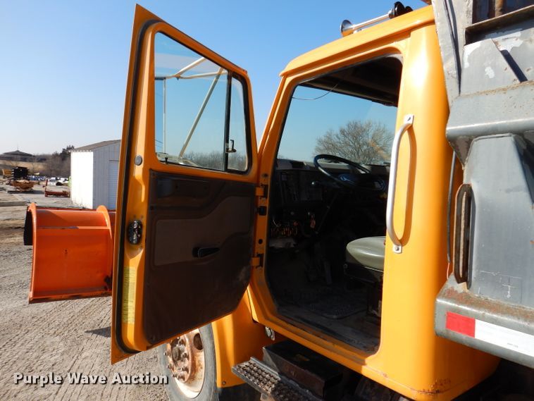 image for item JK9520 2000 International 4900  dump truck