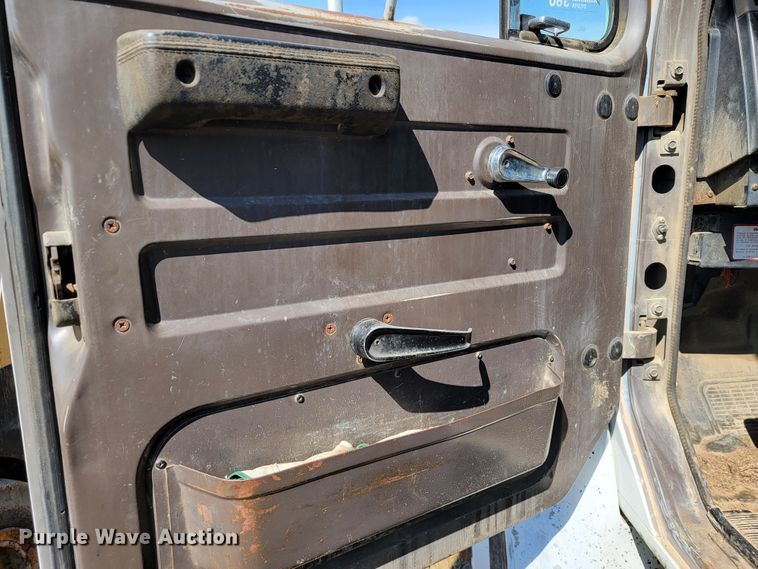 image for item JS9629 1992 International 4700  dump truck