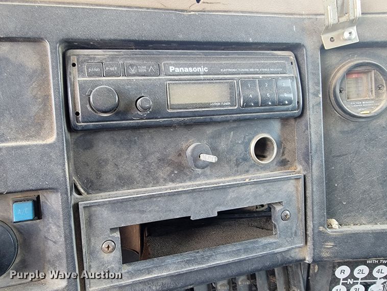 image for item JS9629 1992 International 4700  dump truck