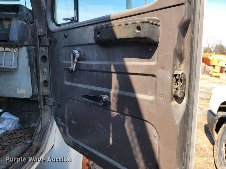 image for item JS9629 1992 International 4700  dump truck