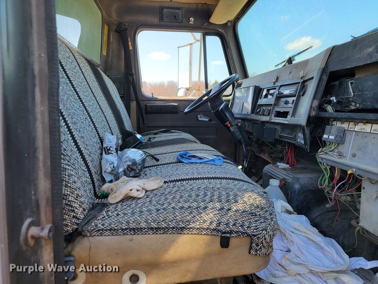 image for item JS9629 1992 International 4700  dump truck