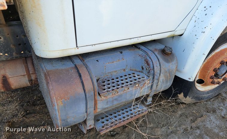 image for item JS9629 1992 International 4700  dump truck