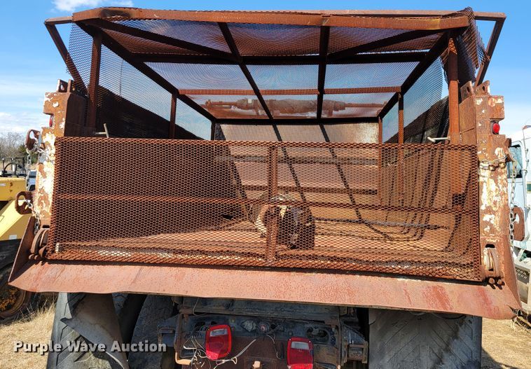 image for item JS9629 1992 International 4700  dump truck