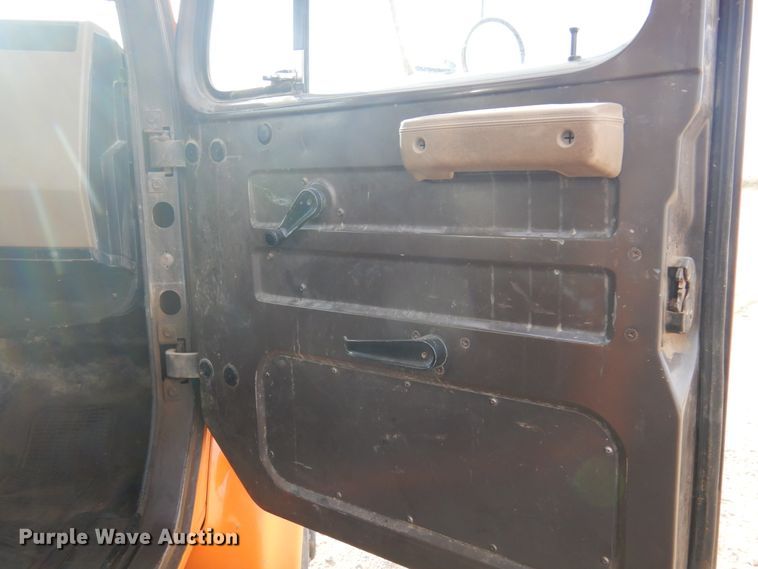 image for item KJ9586 1991 International 4900  dump truck