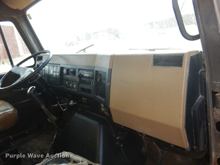 image for item KJ9586 1991 International 4900  dump truck