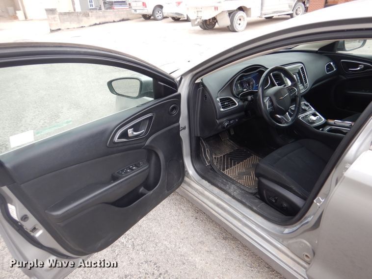 image for item LJ9839 2015 Chrysler 200