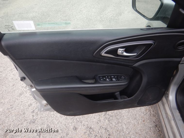 image for item LJ9839 2015 Chrysler 200