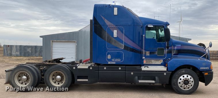 image for item DJ7590 2001 Kenworth T600  semi truck