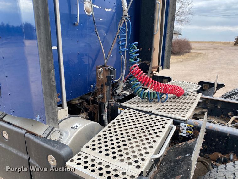 image for item DJ7590 2001 Kenworth T600  semi truck