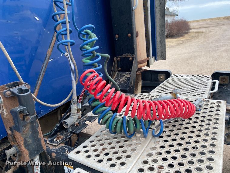 image for item DJ7590 2001 Kenworth T600  semi truck