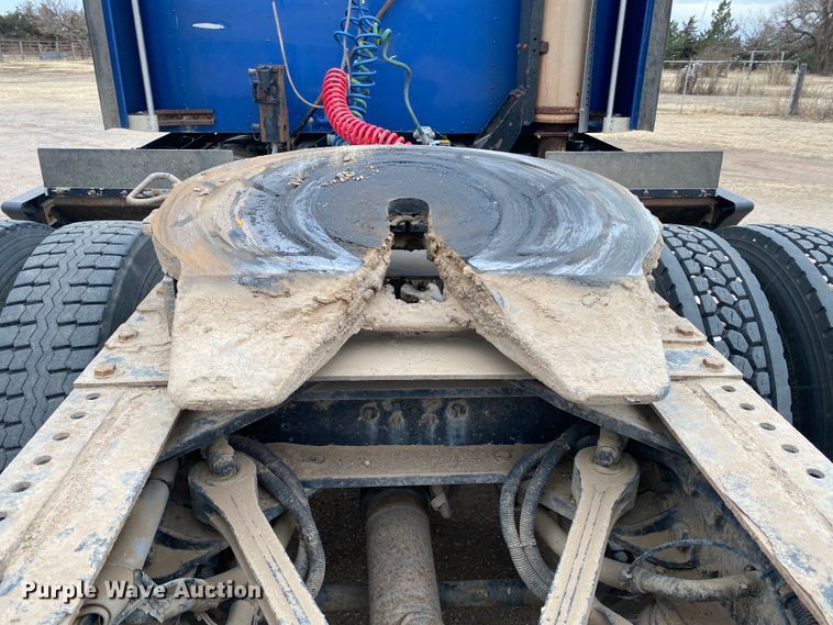 image for item DJ7590 2001 Kenworth T600  semi truck