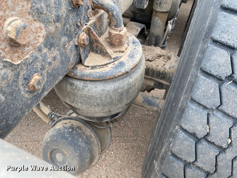 image for item DJ7590 2001 Kenworth T600  semi truck