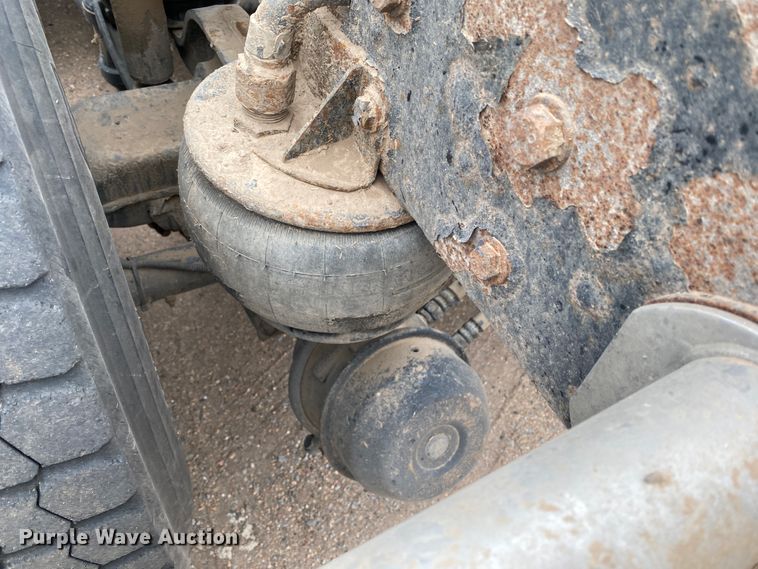 image for item DJ7590 2001 Kenworth T600  semi truck