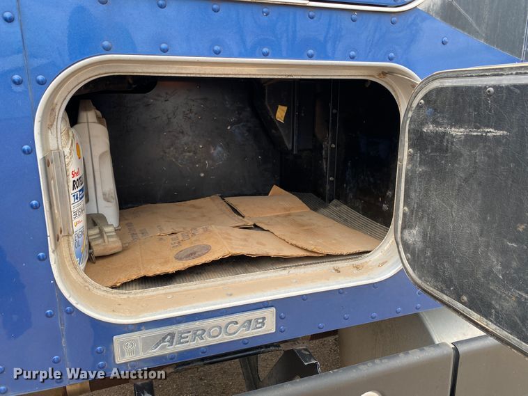 image for item DJ7590 2001 Kenworth T600  semi truck