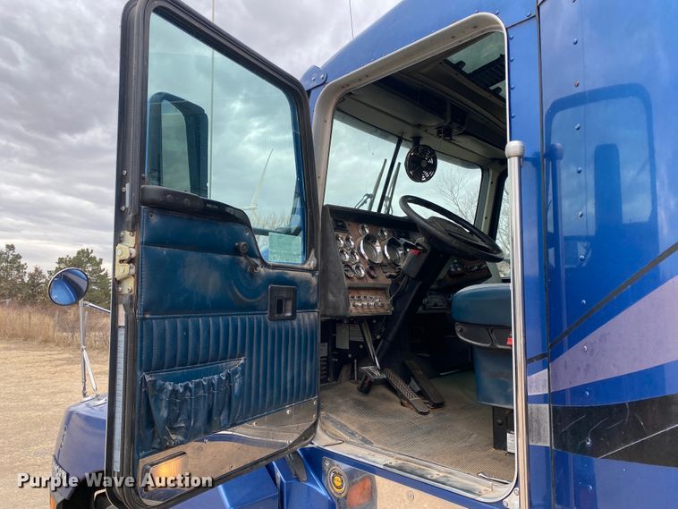 image for item DJ7590 2001 Kenworth T600  semi truck