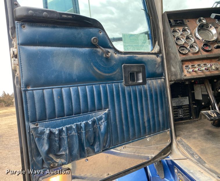 image for item DJ7590 2001 Kenworth T600  semi truck