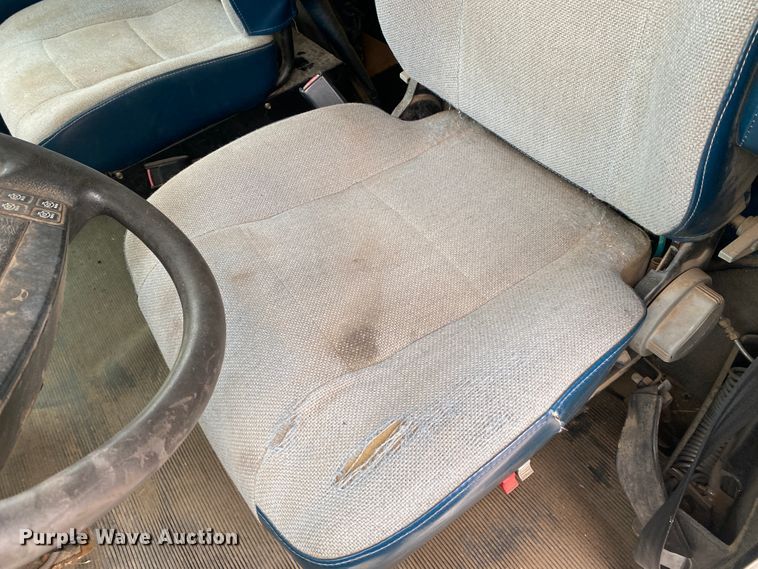 image for item DJ7590 2001 Kenworth T600  semi truck