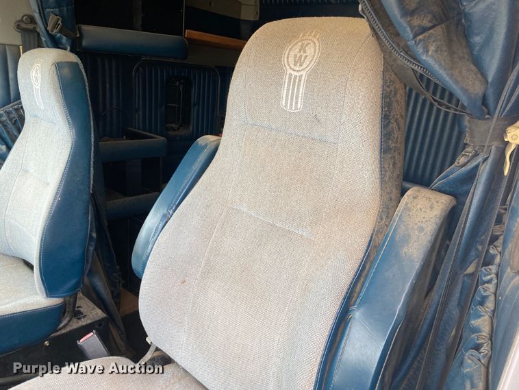 image for item DJ7590 2001 Kenworth T600  semi truck