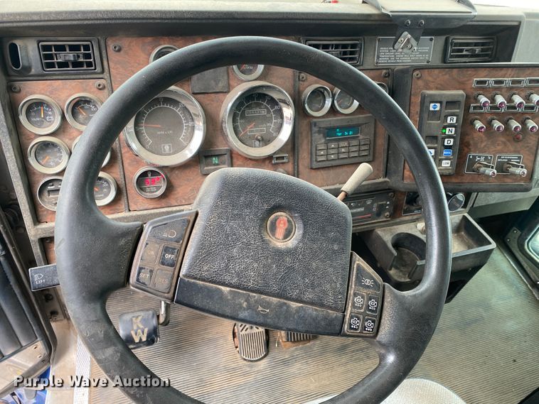 image for item DJ7590 2001 Kenworth T600  semi truck