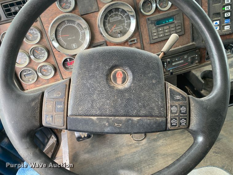 image for item DJ7590 2001 Kenworth T600  semi truck