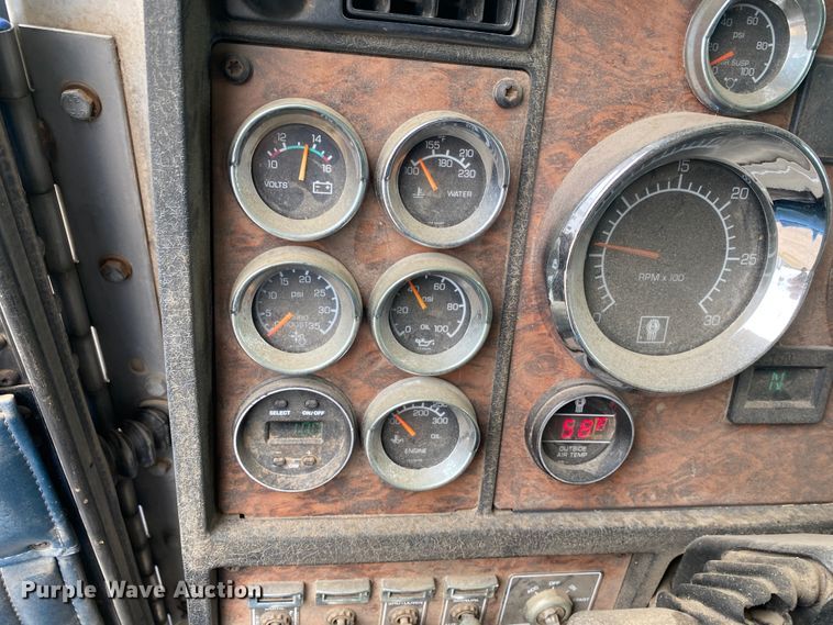 image for item DJ7590 2001 Kenworth T600  semi truck