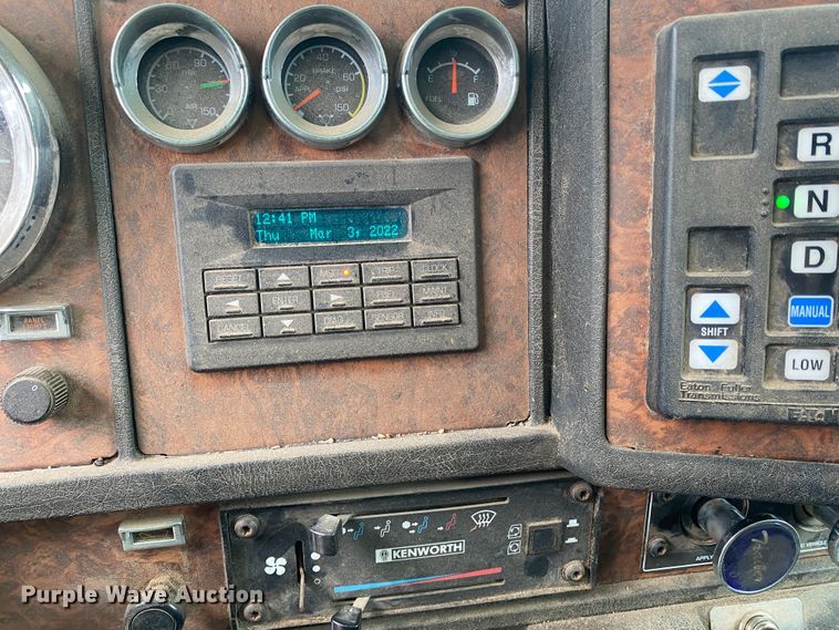 image for item DJ7590 2001 Kenworth T600  semi truck