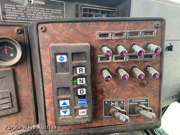 image for item DJ7590 2001 Kenworth T600  semi truck